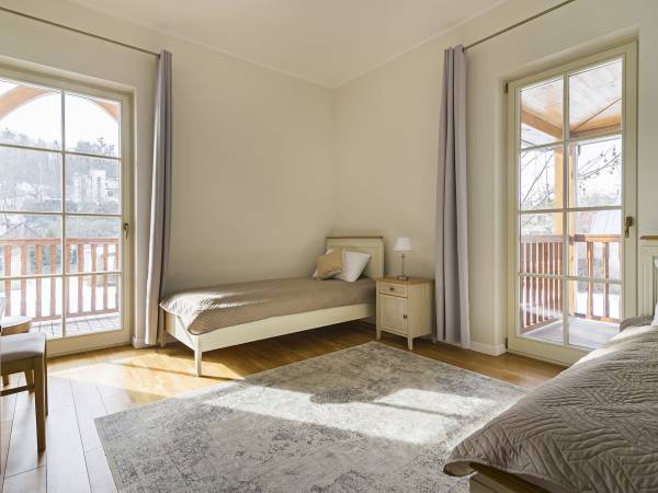 Pokój dla dwóch osób z dwoma balkonami