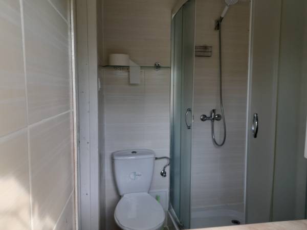 Gampi ;łazienka z toaletą,umywalką i pralką