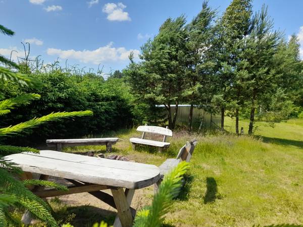 Miejsce na ognisko-stół z ławami