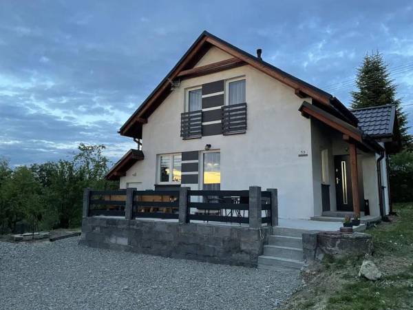 Dom 12-osobowy z zewnątrz. Miejsce na ognisko z rusztem