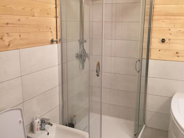 Dom z bala łazienka