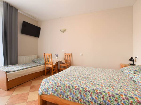 Pokój 3osobowy z łazienką i balkonem.