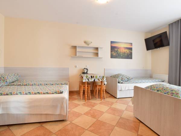 Pokój 4osobowy z łazienką i balkonem.