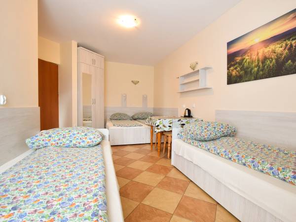 Pokój 4osobowy z łazienką i balkonem.