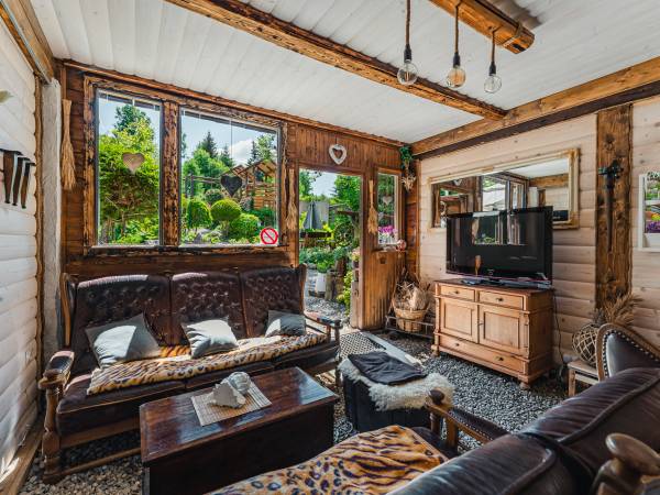 pokoj telewizyjny dla wszystkich gości