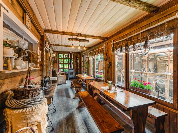 sala kominkowa dla wszystkich gości