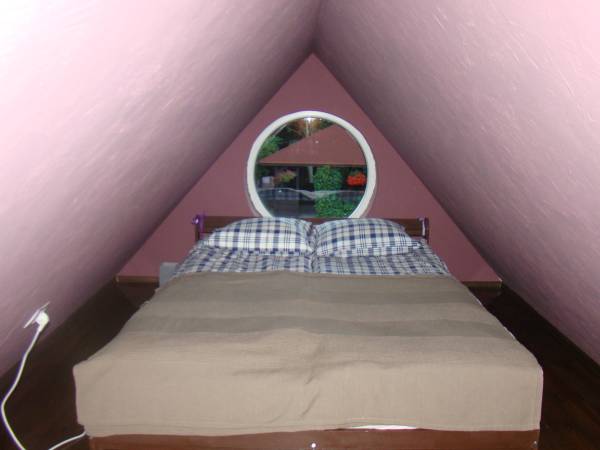 sypialnia 5 osobowa widok na łozko we wnece