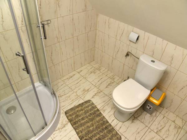 domek czerwony - łazienka