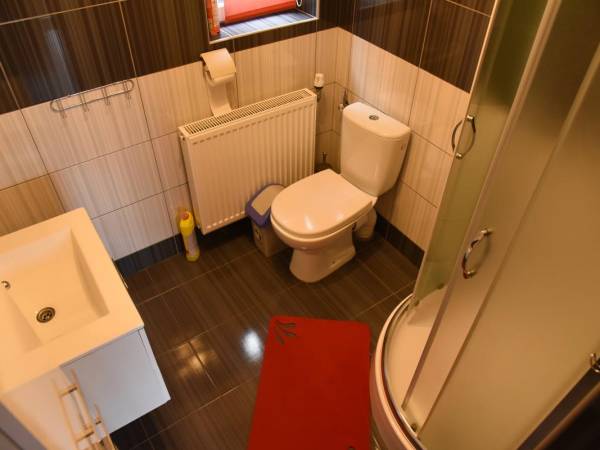 domek czerwony - łazienka 