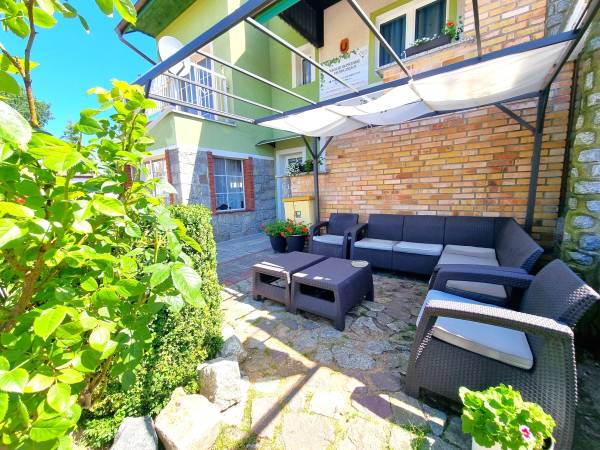 miejsce na relaks przed budynkiem