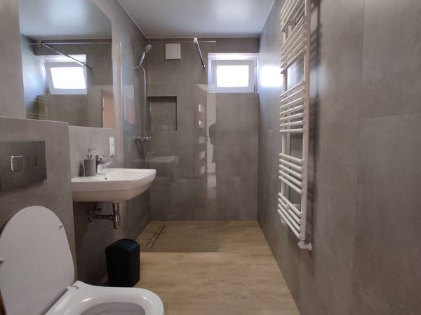 Apartament dwupokojowy z kuchnią i łazienką 