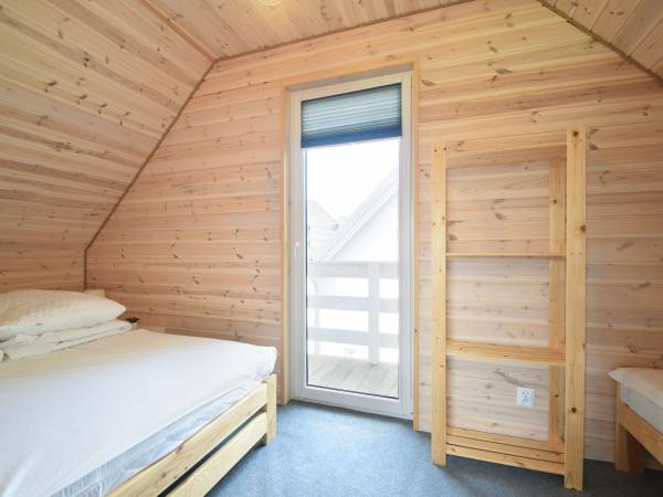 sypialnia z balkonem