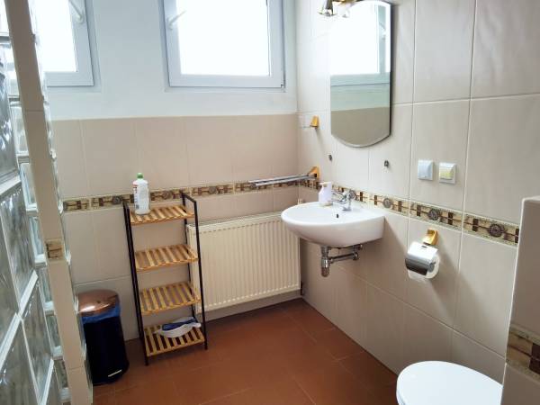 Łazienka w pokoju trzyosobowym