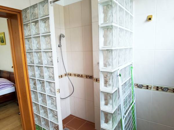 Łazienka w pokoju trzyosobowym