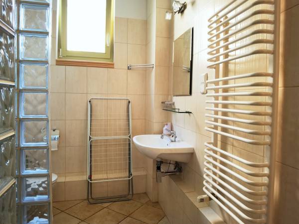 Łazienka w pokoju trzyosobowym premium