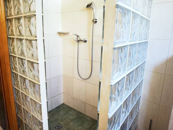 Łazienka w pokoju trzyosobowym premium