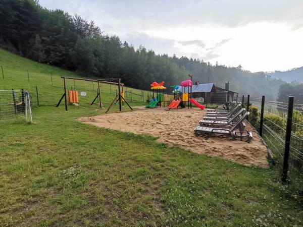 Plac zabaw teren obiektu 