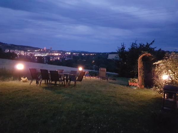 widok wieczorem na okolicę