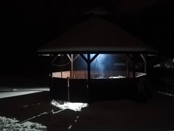 Altana z paleniskiem na wieczorne biesiady