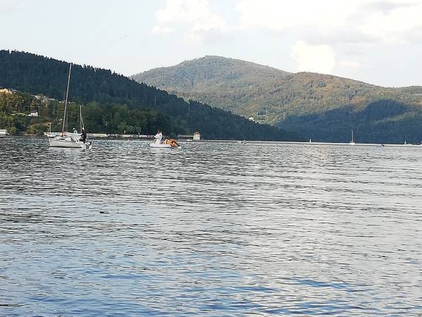 Pięknie i majestaycznie - jezioro i góry