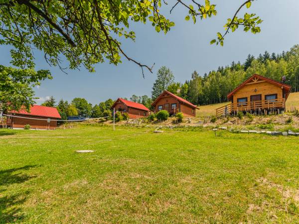 Od lewej: Domek ,,Rączy Jeleń", domek ,,Dziki Dzik", domek Bury Miś, domek Rudy Lis..