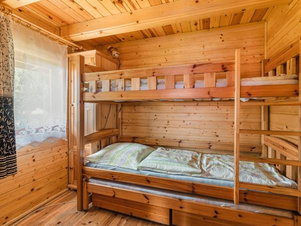 Sypialnia. Łóżko piętrowe trzy osobowe.