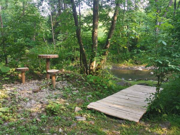 Ławeczki nad potokiem