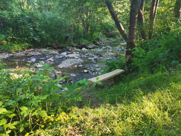 Ławeczki nad potokiem