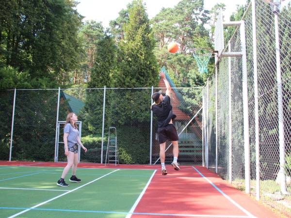 atrakcje na ośrodku wczasowym w Sztutowie ośrodek z boiskiem do kosza 