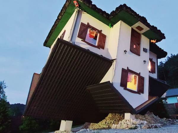Dom do góry nogami na terenie obiektu