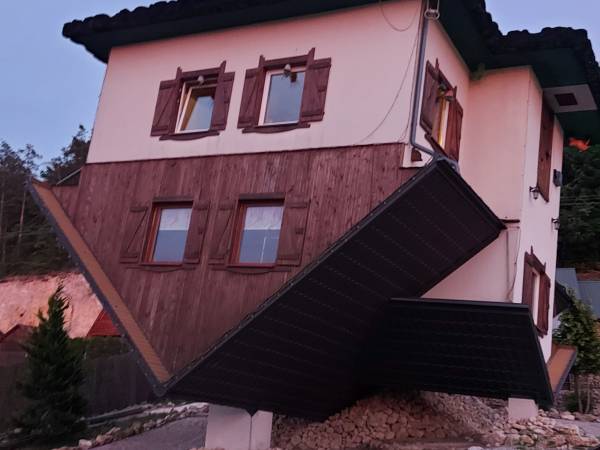 Dom do gory nogami na terenie obiektu