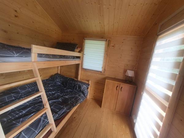 sypialnia z piętrowym łóżkiem