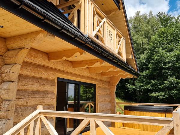 Duży taras wraz z jacuzzi