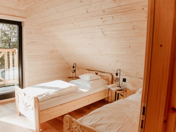 sypialnia z balkonem