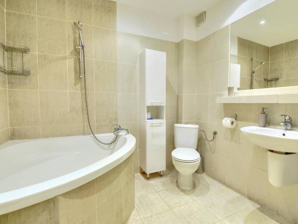 Łazienki w każdym pokoju i apartamencie