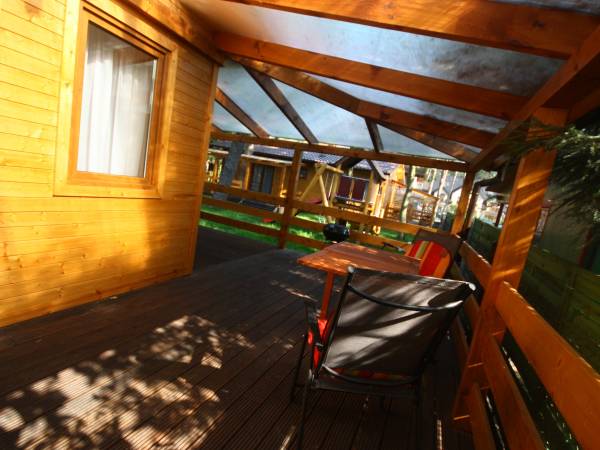 Taras z widokiem na plac zabaw