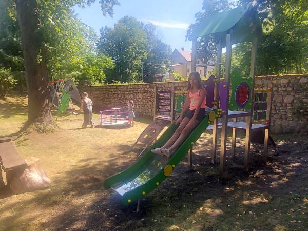 Plac zabaw w ogrodzie 