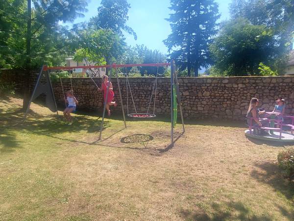 Plac zabaw w ogrodzie 