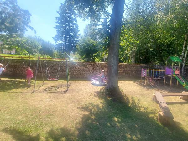 Plac zabaw w ogrodzie 