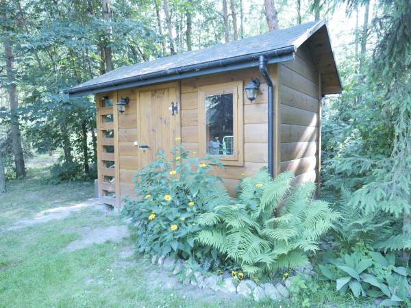 Domek narzędziowy w którym znajduje się pralka