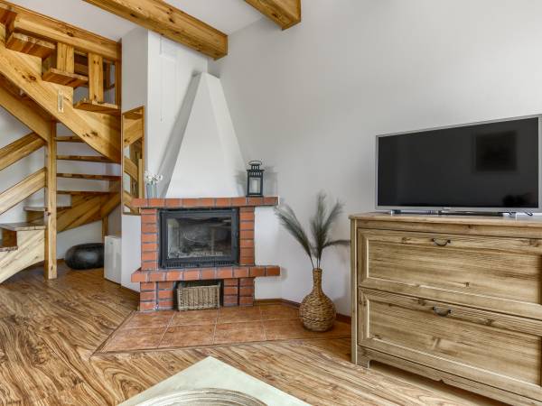 Apartament dwupoziomowy z kominkiem 