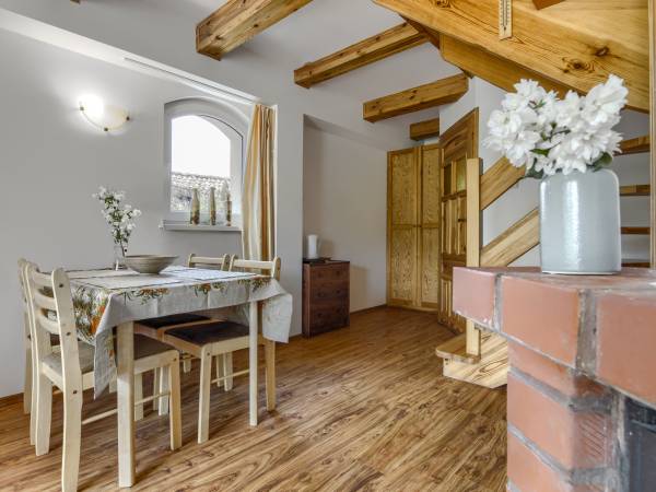 Apartament dwupoziomowy z kominkiem 