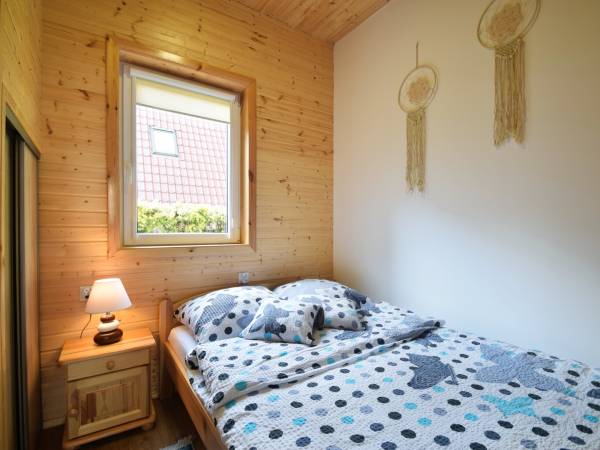 sypialnia z łóżkiem małżeńskim