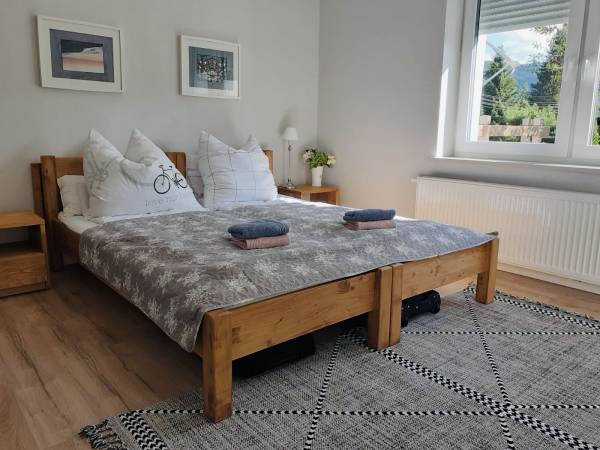 Duża sypialnia z widokiem na ogród