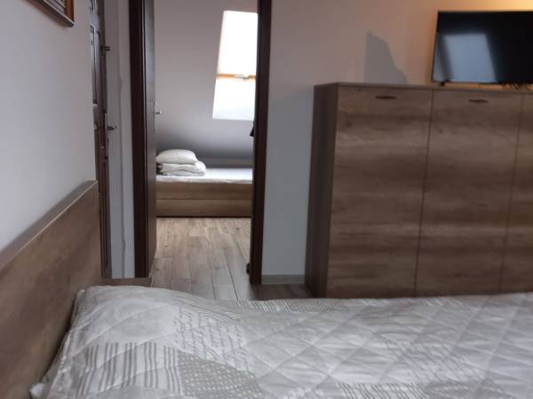 studio z aneksem kuchennym i sypialnią dla dzieci