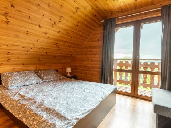 SYPIALNIA Z BALKONEM W DOMKU PIĘTROWYM