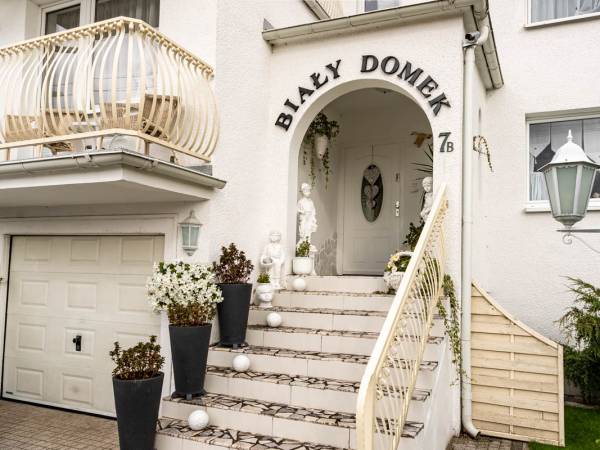 PENSJONAT BIAŁY DOMEK - ŁEBA - 200m od plaży