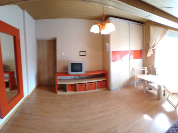 pokój nr 5 pomarańczowy