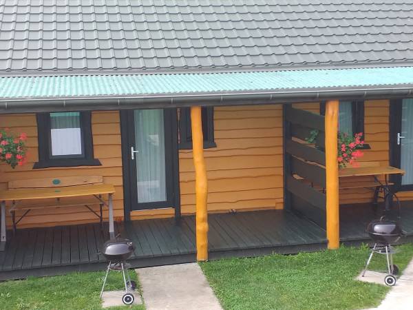 Zadaszony tarasik z widokiem na plac zabaw