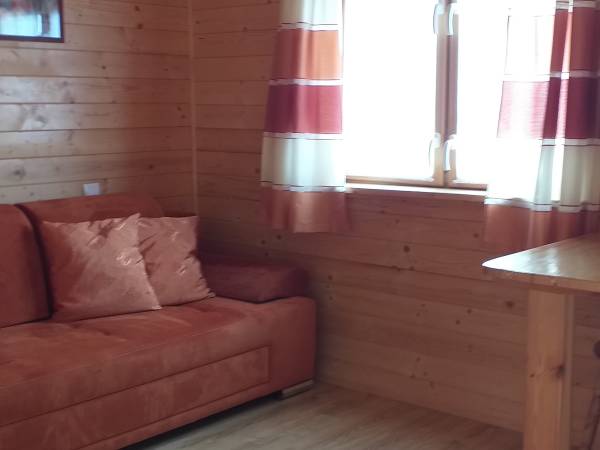 Kanapa do spania i miejsce do posiłków